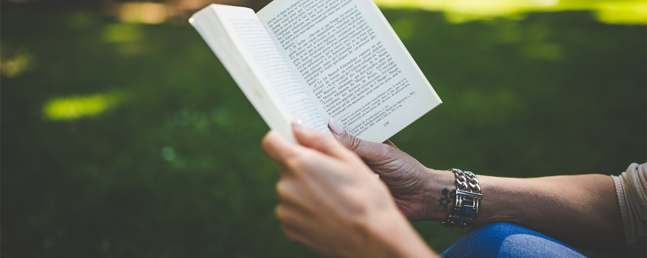 Empreendedor Digital - Mais tempo para viver Empreendedor Digital - lendo um livro